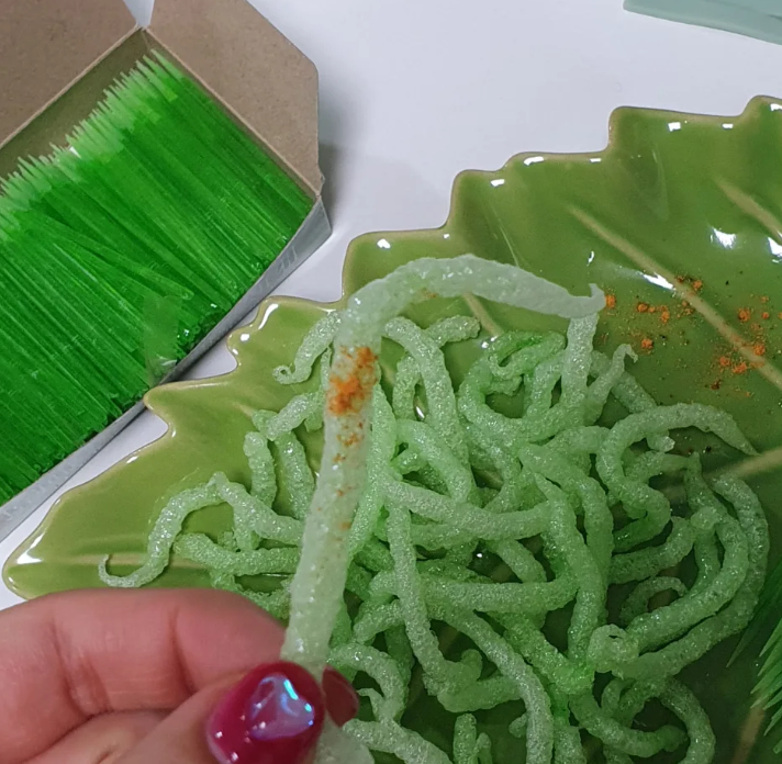 南韓社交平台近期掀起吃「油炸環保牙籤」風潮,不少網民將環保牙籤放至油鍋炸至酥脆「即炸即食」,並分享試食感想。