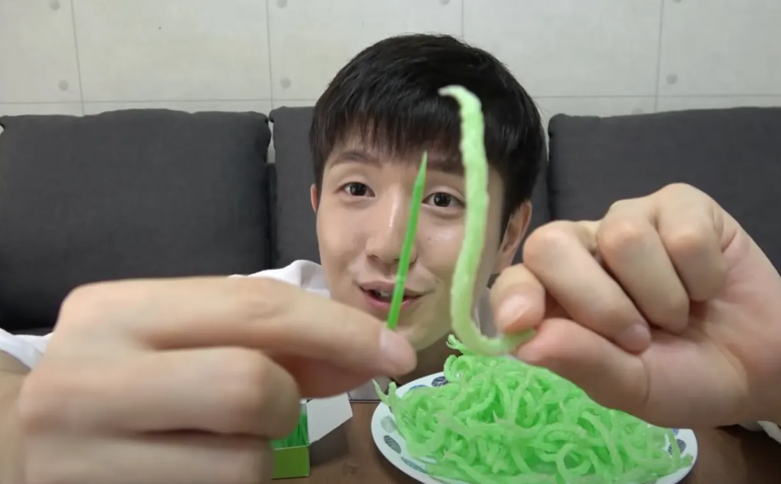 南韓社交平台近期掀起吃「油炸環保牙籤」風潮,不少網民將環保牙籤放至油鍋炸至酥脆「即炸即食」,並分享試食感想。