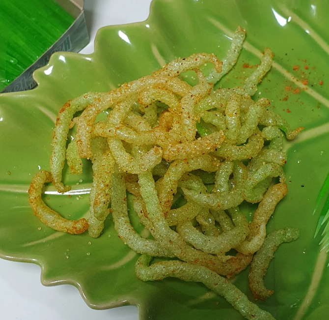 南韓社交平台近期掀起吃「油炸環保牙籤」風潮,不少網民將環保牙籤放至油鍋炸至酥脆「即炸即食」,並分享試食感想。