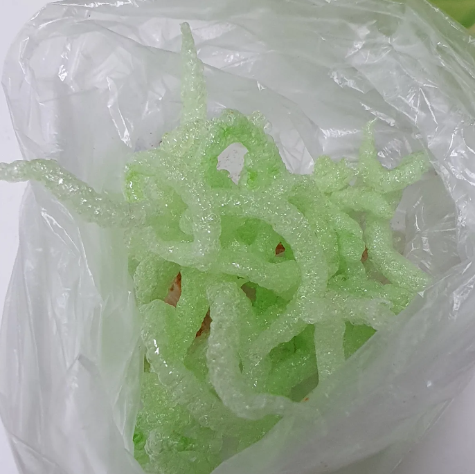 南韓社交平台近期掀起吃「油炸環保牙籤」風潮,不少網民將環保牙籤放至油鍋炸至酥脆「即炸即食」,並分享試食感想。