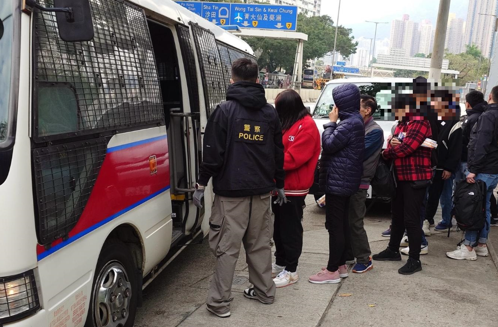 警方有組織罪案及三合會調查科聯同各大總區、入境處及消防處人員於本月26至28日在全港各區展開代號「逸影」及「犁庭掃穴」的反罪惡及反三合會行動,突擊搜查多個非法場所及罪案黑點,共拘捕347人,以打撃黑社會活動及其收入來源。附圖為部分被捕人。