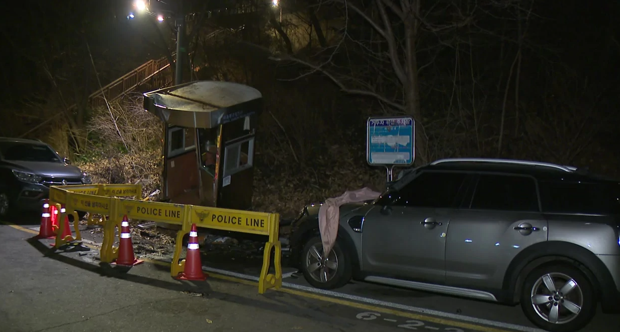 南韓首爾的俄羅斯駐韓大使官邸更亭,周日(28日)遭一輛汽車撞擊,導致進入官邸前的一處更亭嚴重損毀,一名當時在更亭值勤的警員受重傷。警方拘捕駕車的男子,據報並未涉及酒駕或毒駕,他自稱事發時「一瞬間打了瞌睡」。