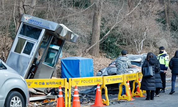 南韓首爾的俄羅斯駐韓大使官邸更亭,周日(28日)遭一輛汽車撞擊,導致進入官邸前的一處更亭嚴重損毀,一名當時在更亭值勤的警員受重傷。警方拘捕駕車的男子,據報並未涉及酒駕或毒駕,他自稱事發時「一瞬間打了瞌睡」。