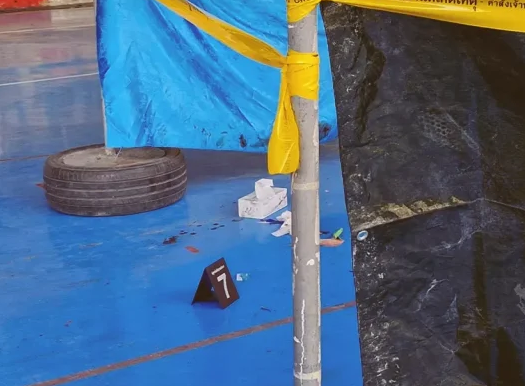 泰國曼谷萱鑾區一間公立中學發生命案。一名有特殊需要的14歲中學生,今日(29日)早上集會後,突用一把水果刀刺傷另一名14歲男學生的頸部和腹部,後者送院後傷重死亡