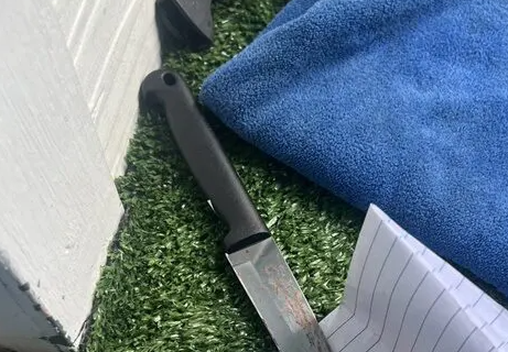 泰國曼谷萱鑾區一間公立中學發生命案。一名有特殊需要的14歲中學生,今日(29日)早上集會後,突用一把水果刀刺傷另一名14歲男學生的頸部和腹部,後者送院後傷重死亡