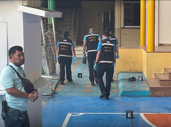 泰國曼谷萱鑾區一間公立中學發生命案。一名有特殊需要的14歲中學生,今日(29日)早上集會後,突用一把水果刀刺傷另一名14歲男學生的頸部和腹部,後者送院後傷重死亡