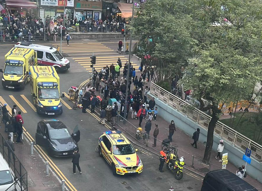 觀塘Tesla失控炒鐵欄撞3人(馬路的事 (即時交通資訊台)fb)