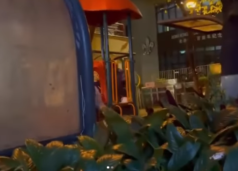 其後再有影片流出,顯示有一批人士在摩利臣山道永寧街休憩處向一名男子潑水,及後一干人逃走,有同黨有附近拍下全程,未知是否同一批人。(影片截圖)