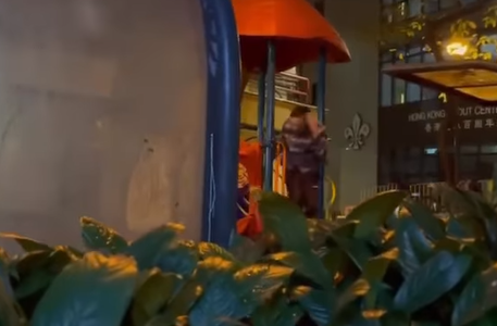 其後再有影片流出,顯示有一批人士在摩利臣山道永寧街休憩處向一名男子潑水,及後一干人逃走,有同黨有附近拍下全程,未知是否同一批人。(影片截圖)