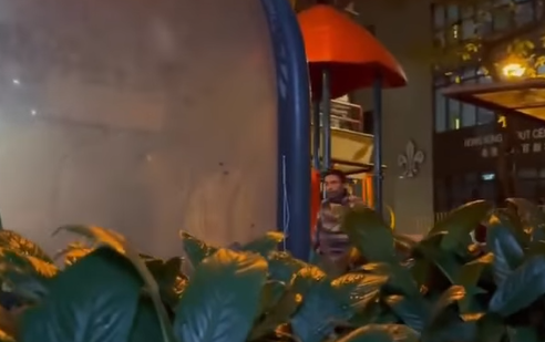 其後再有影片流出,顯示有一批人士在摩利臣山道永寧街休憩處向一名男子潑水,及後一干人逃走,有同黨有附近拍下全程,未知是否同一批人。(影片截圖)