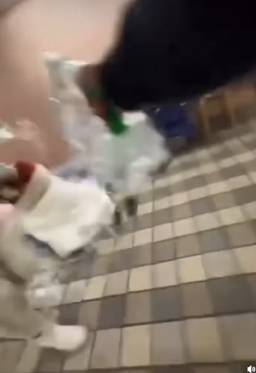 網上流傳影片可見,數名年輕人在跑馬地一條行人隧道向露宿者淋潑清水及可樂後,立即跑走逃去。(網上影片截圖)