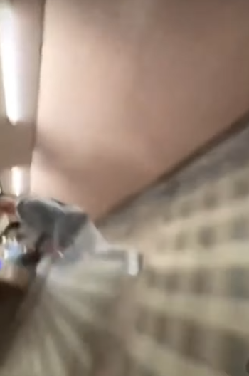 網上流傳影片可見,數名年輕人在跑馬地一條行人隧道向露宿者淋潑清水及可樂後,立即跑走逃去。(網上影片截圖)