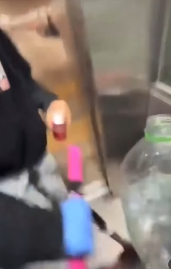 網上流傳影片可見,數名年輕人在跑馬地一條行人隧道向露宿者淋潑清水及可樂後,立即跑走逃去。(網上影片截圖)