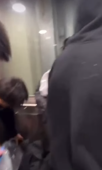 網上流傳影片可見,數名年輕人在跑馬地一條行人隧道向露宿者淋潑清水及可樂後,立即跑走逃去。(網上影片截圖)