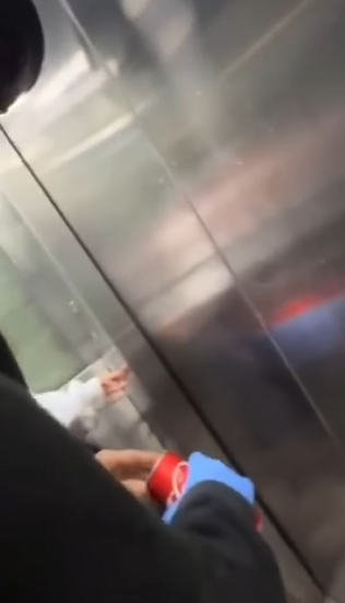 網上流傳影片可見,數名年輕人在跑馬地一條行人隧道向露宿者淋潑清水及可樂後,立即跑走逃去。(網上影片截圖)