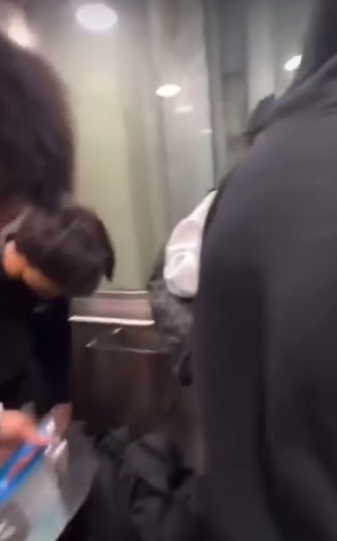 網上流傳影片可見,數名年輕人在跑馬地一條行人隧道向露宿者淋潑清水及可樂後,立即跑走逃去。(網上影片截圖)