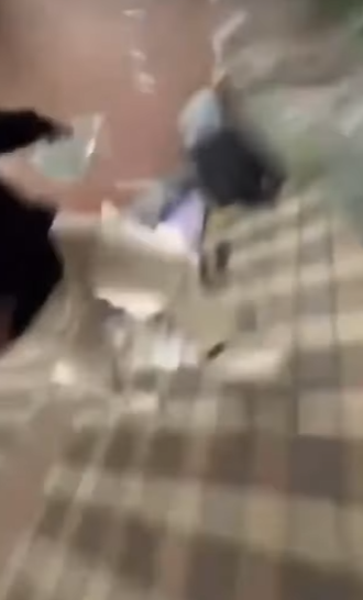 網上流傳影片可見,數名年輕人在跑馬地一條行人隧道向露宿者淋潑清水及可樂後,立即跑走逃去。(網上影片截圖)