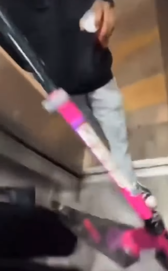 網上流傳影片可見,數名年輕人在跑馬地一條行人隧道向露宿者淋潑清水及可樂後,立即跑走逃去。(網上影片截圖)