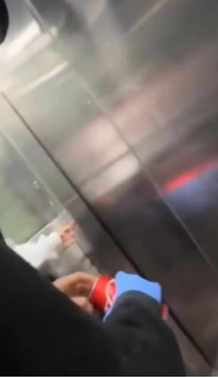 網上流傳影片可見,數名年輕人在跑馬地一條行人隧道向露宿者淋潑清水及可樂後,立即跑走逃去。(網上影片截圖)