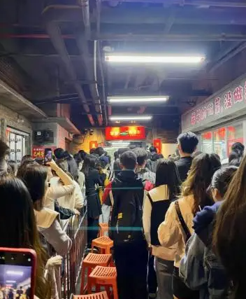 有網民投訴在深圳的網紅餐廳「笨羅卜」用餐時,目擊職員回收上一桌的剩飯給顧客吃,涉事門市回應餐廳給顧客的米飯都是盛進保溫桶的,保溫桶裡的餘飯通常都會留給內部員工,指事件為員工失誤,錯把留給員工的飯倒在了給顧客準備的米飯上。(影片截圖)