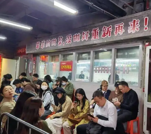 有網民投訴在深圳的網紅餐廳「笨羅卜」用餐時,目擊職員回收上一桌的剩飯給顧客吃,涉事門市回應餐廳給顧客的米飯都是盛進保溫桶的,保溫桶裡的餘飯通常都會留給內部員工,指事件為員工失誤,錯把留給員工的飯倒在了給顧客準備的米飯上。(影片截圖)