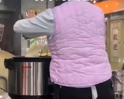 有網民投訴在深圳的網紅餐廳「笨羅卜」用餐時,目擊職員回收上一桌的剩飯給顧客吃,涉事門市回應餐廳給顧客的米飯都是盛進保溫桶的,保溫桶裡的餘飯通常都會留給內部員工,指事件為員工失誤,錯把留給員工的飯倒在了給顧客準備的米飯上。(影片截圖)