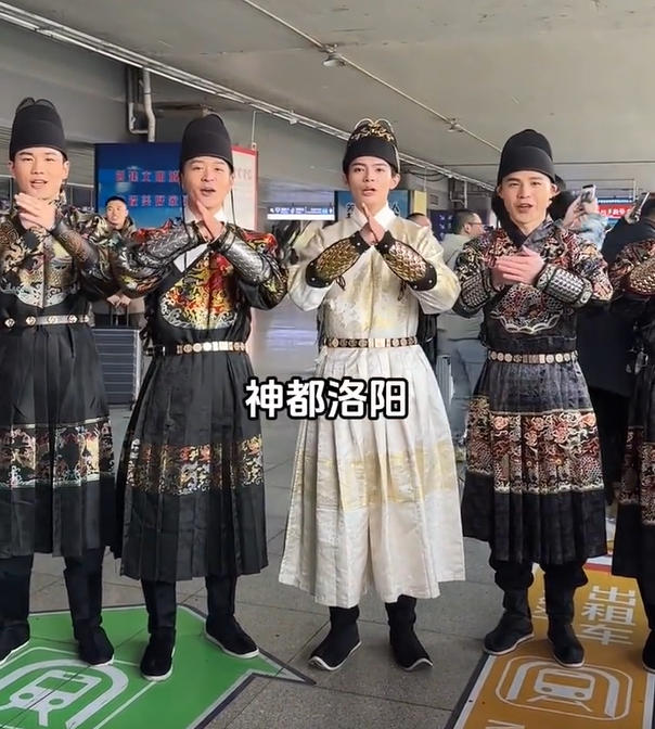 身穿古裝的青年在洛陽高鐵站迎接遊客。(圖/翻攝微博@洛陽印象)