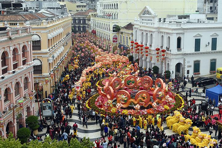 年初一金龍巡遊喜迎新春