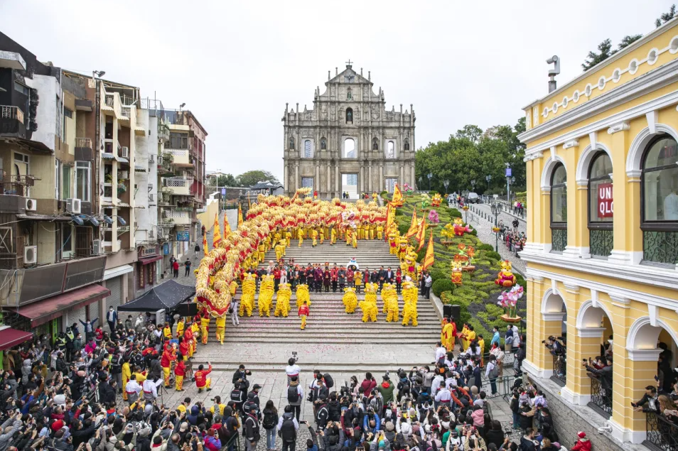 年初一金龍巡遊喜迎新春
