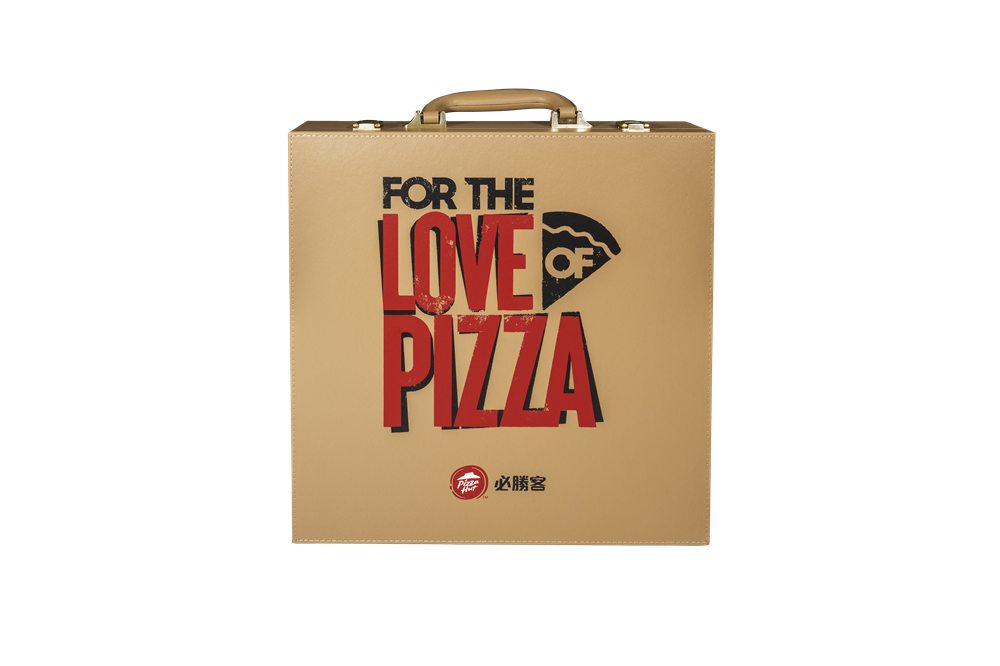 兩款設計包括必勝紅色和經典Pizza盒造型;兩款均以人造皮革包裝,封面配上特製壓紋圖案,手感十足!
