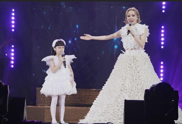 母女再度舞台合體成焦點。