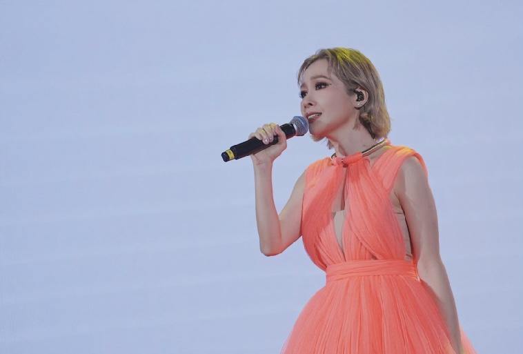 關心妍亦帶新歌衫登場。