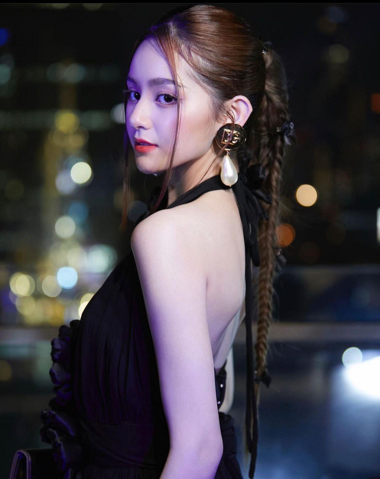 Mim扮演被鬼纏身的二妹,靚樣似足堀北真希及NewJeans成員Danielle。