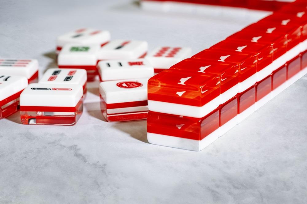 麻雀以Pizza Hut專屬紅色底層和透明水晶表面兩層組。