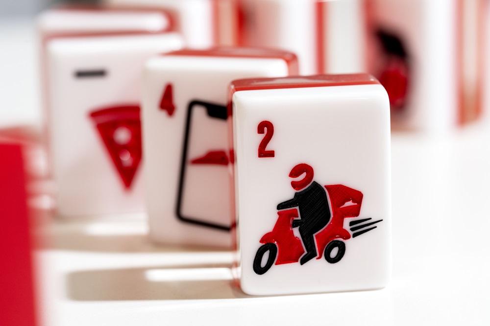 麻雀花紋以Pizza Hut獨有元素設計,包括pizza、電單車、手機App、雞翼、沙律、意粉等圖案,手工精細,收藏度爆燈!