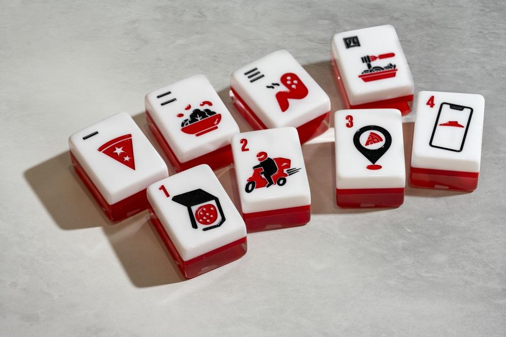 麻雀花紋以Pizza Hut獨有元素設計,包括pizza、電單車、手機App、雞翼、沙律、意粉等圖案,手工精細,收藏度爆燈!