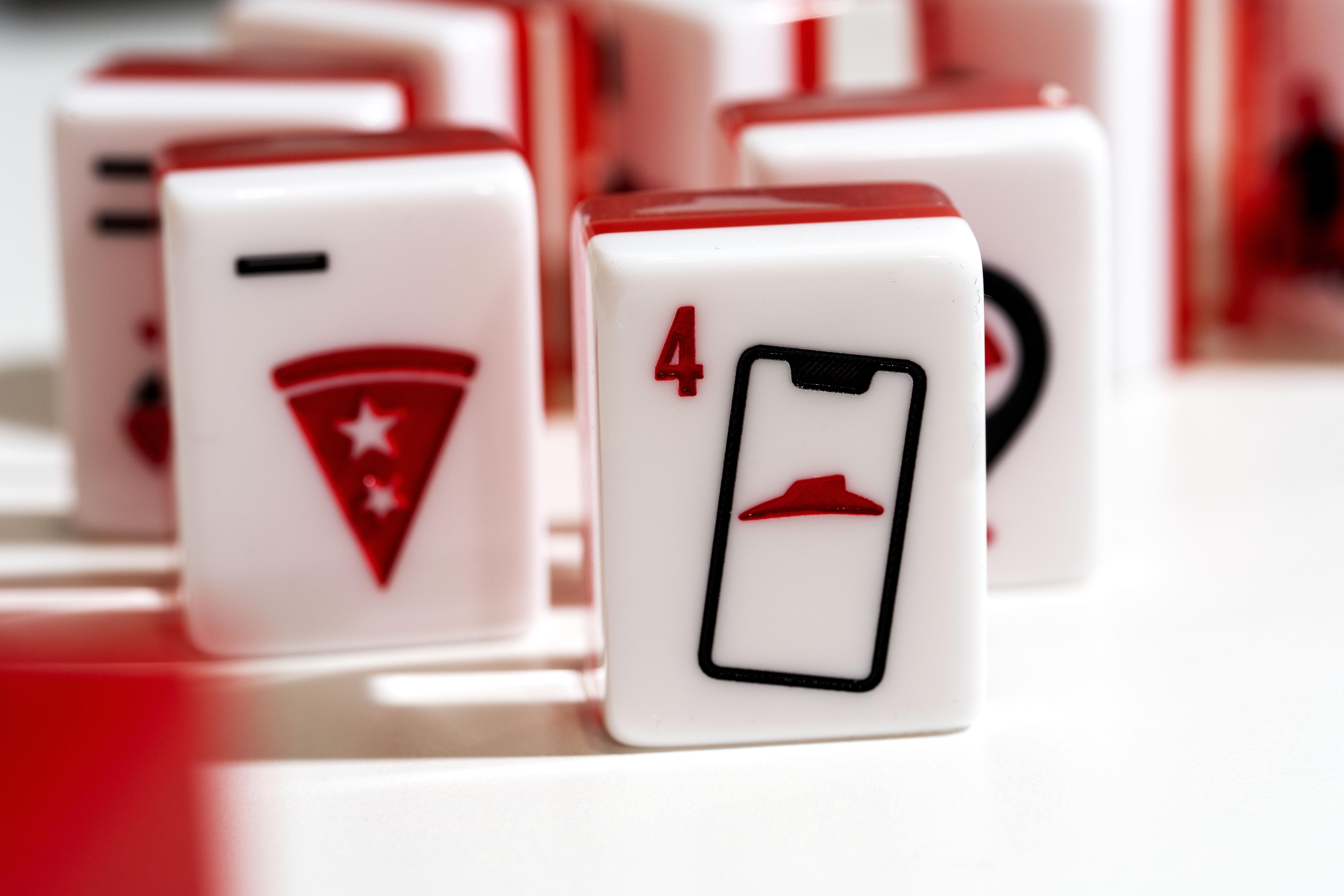 麻雀花紋以Pizza Hut獨有元素設計,包括pizza、電單車、手機App、雞翼、沙律、意粉等圖案,手工精細,收藏度爆燈!