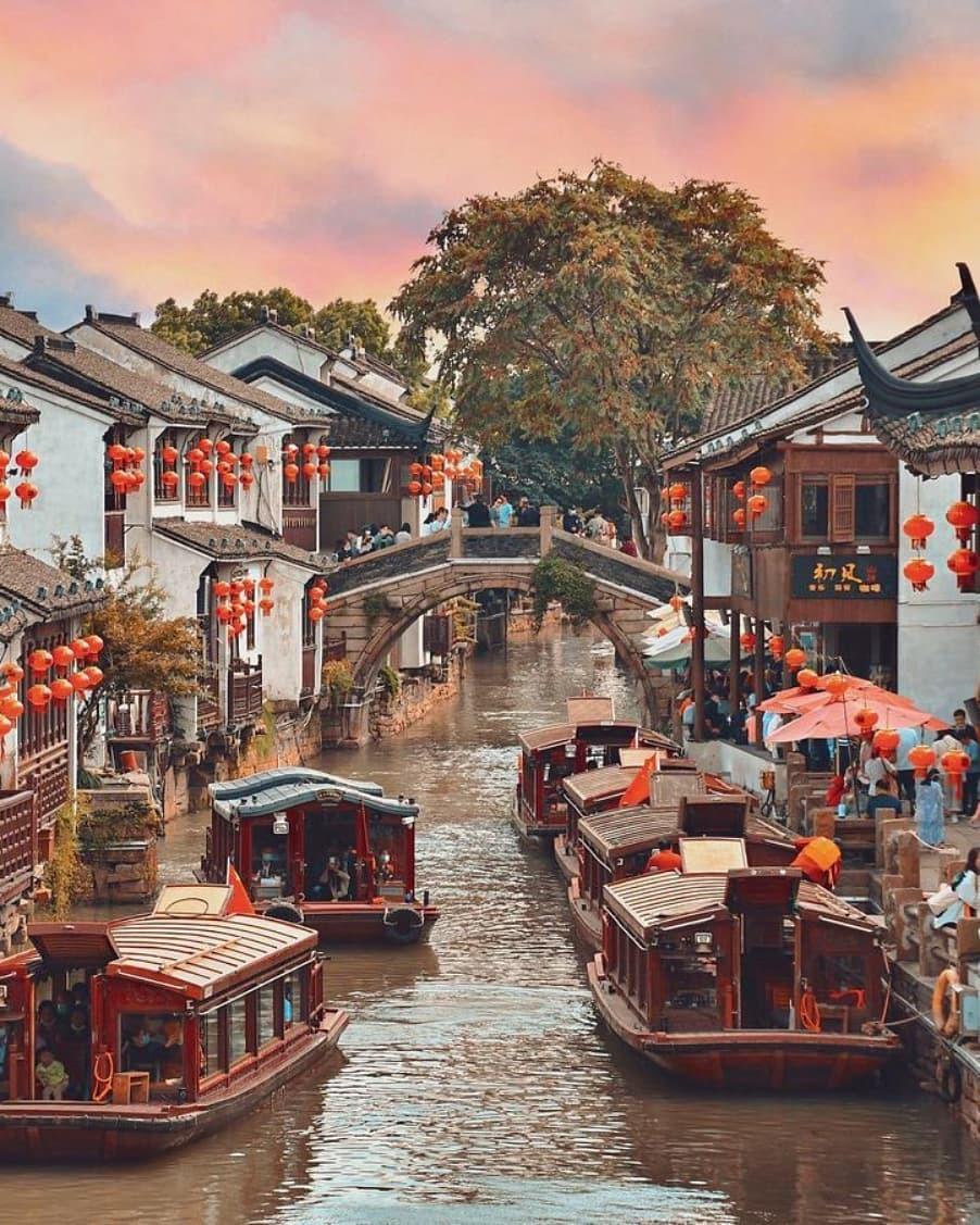 山塘街又名七里山塘,是蘇州姑蘇區一條歷史將近2,000年的古老步行街,享負盛名,自古以來素有「姑蘇第一名街」之稱。(圖片來源:xanz_photo@Instagram)