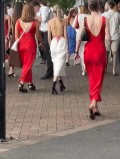 Anna一甫進會場,立即發現自己與「大量」女觀眾撞衫。(TikTok)