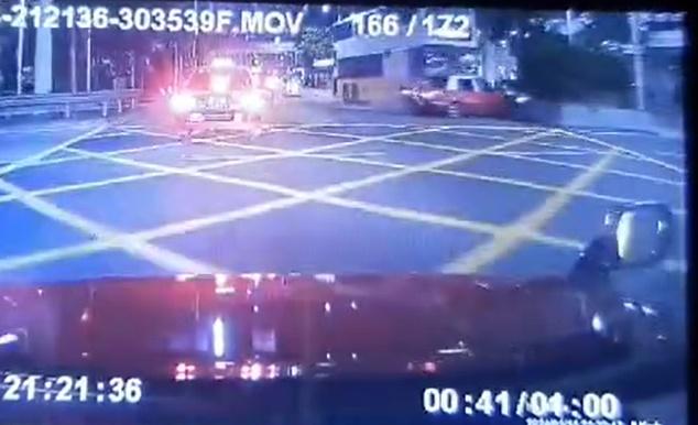 事發時涉事的士遭一輛沿港灣道往運場動方向行駛的城巴欄腰撞及,的士被撞至花槽才停下。(車cam L(香港群組)@FB)