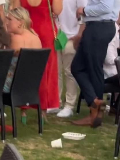 Anna一甫進會場,立即發現自己與「大量」女觀眾撞衫。(TikTok)