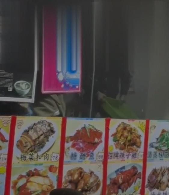 另外兩名惡煞分別持膠盆及膠櫈襲擊另外兩人。(網上截圖)