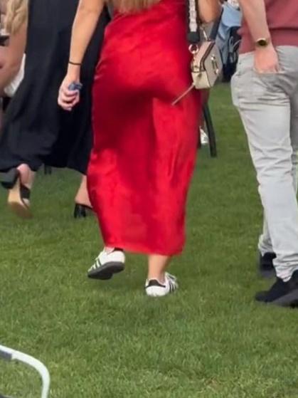 Anna一甫進會場,立即發現自己與「大量」女觀眾撞衫。(TikTok)