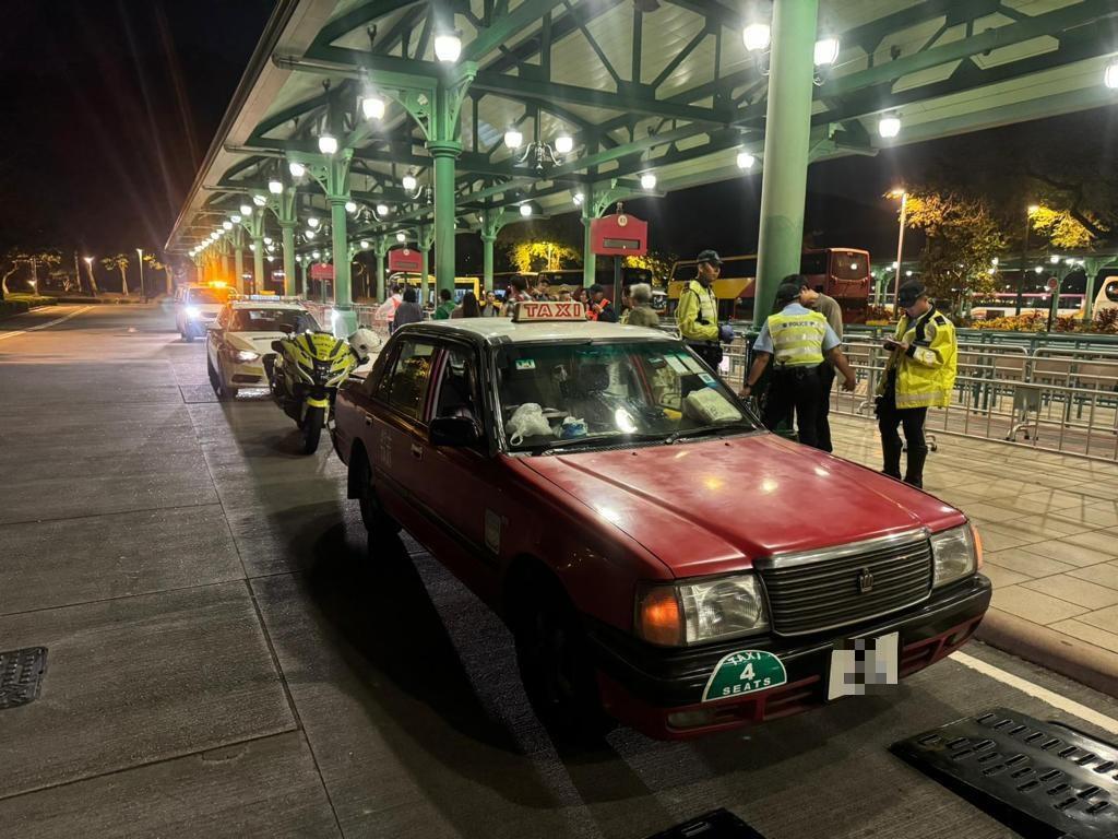 司機到達目的地時,收取比合理車資多出158至264元的車費。(警方相片)