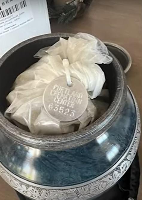 Tyler的父母收到骨灰後一直存放家裡。(YouTube)