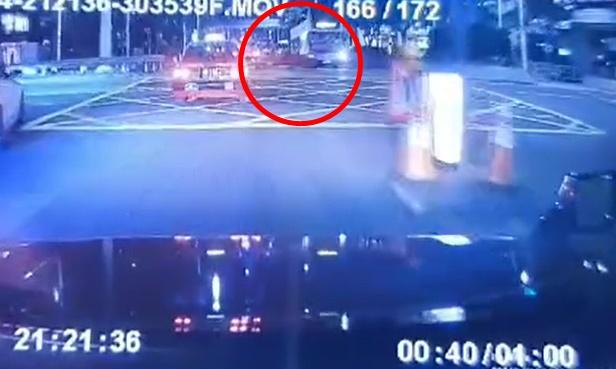 事發時涉事的士遭一輛沿港灣道往運場動方向行駛的城巴欄腰撞及,的士被撞至花槽才停下。(車cam L(香港群組)@FB)