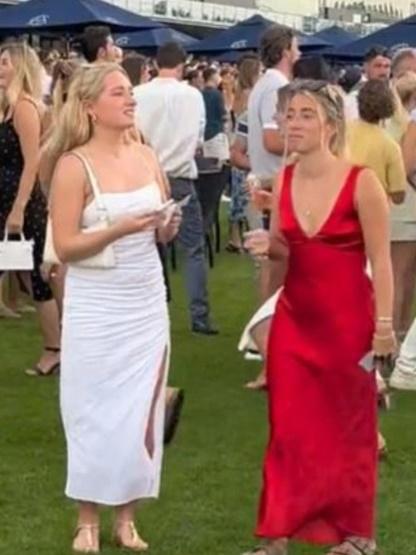 Anna一甫進會場,立即發現自己與「大量」女觀眾撞衫。(TikTok)