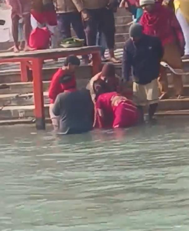 岸邊民眾感到男童在水裡太長時間,要求其父母等人停手。(X)