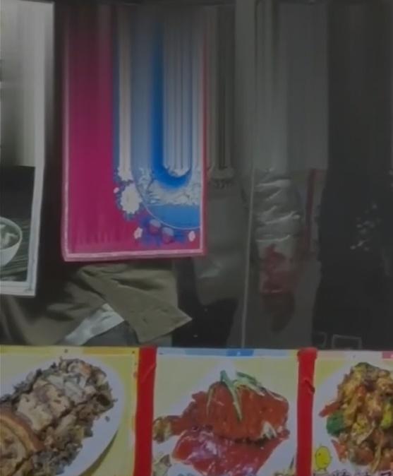 一名身穿白色外套惡煞手持硬物襲擊其中一名男食客,打至手袖染有傷者血漬。(網上截圖)