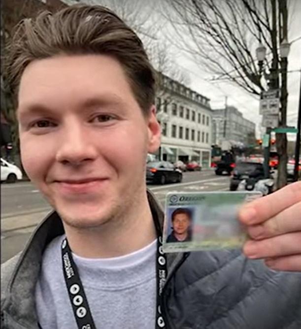 Tyler的糧食救濟福利突然被取消,才發現自己在法律上被宣判已經死亡。(YouTube)